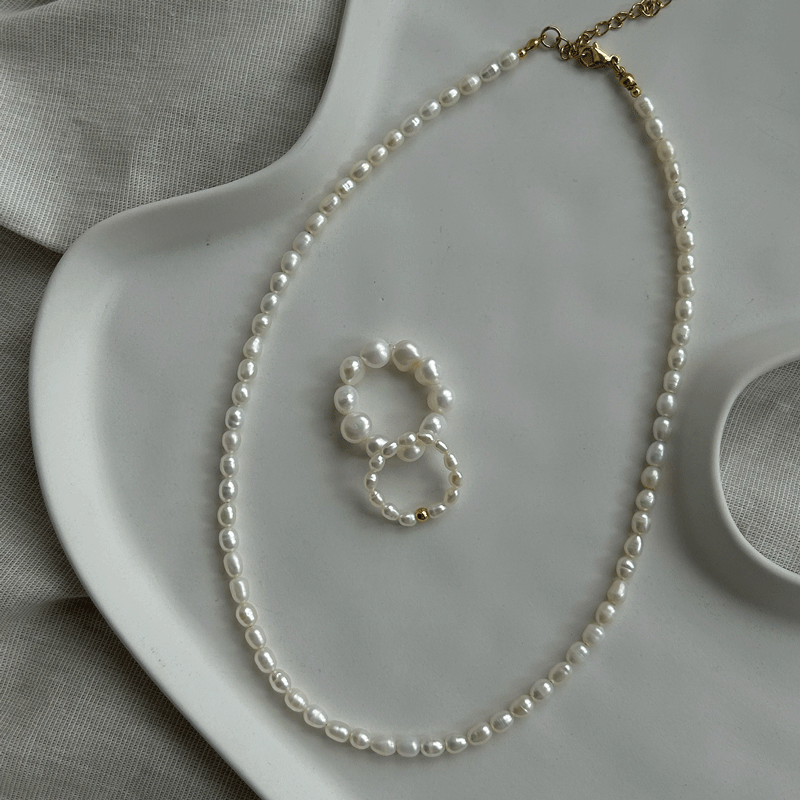 CLASSY PEARL NECKLACE